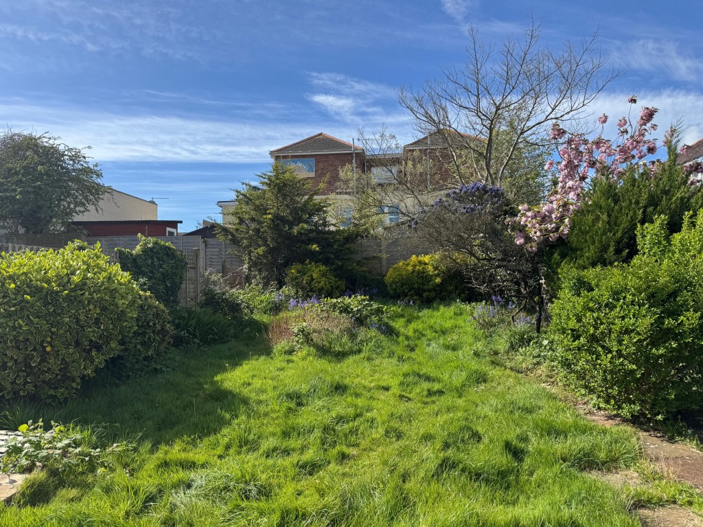 Lot: 130 - TWO-BEDROOM HOUSE FOR IMPROVEMENT - Garden area